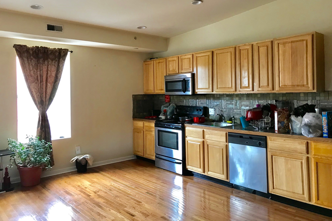 Kitchen - 1447 N 17th St Apartments