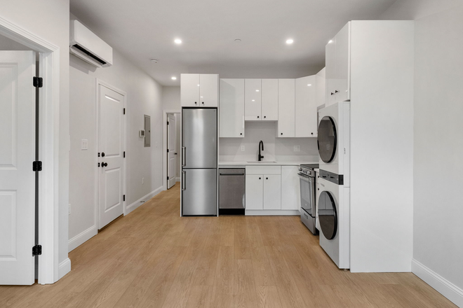 . - **NO BROKERS FEE!** Renovated 2 Bed / 1 Bath w/ LAUNDRY IN UNIT! Avail. 9/1/26!!