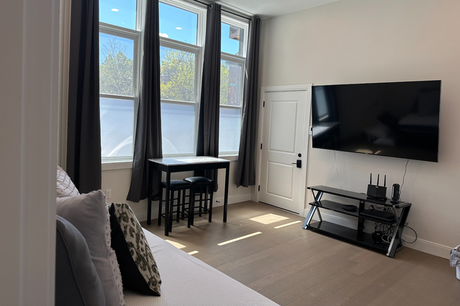 Large windows, plenty of sunlight - Modern Studio - 5 minutes to Downtown Boston