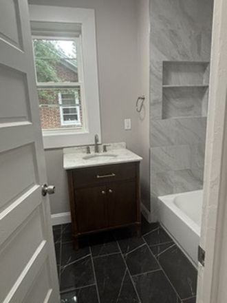 Main bathroom - Lakeside Avenue Property House