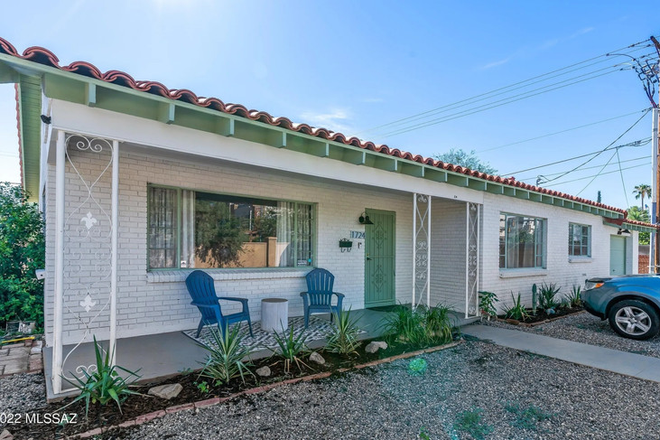 Front of House - Furnished 3 bedroom close to UofA, across street from Banner Hosp (Catalina Vista) 1 mile to Campus