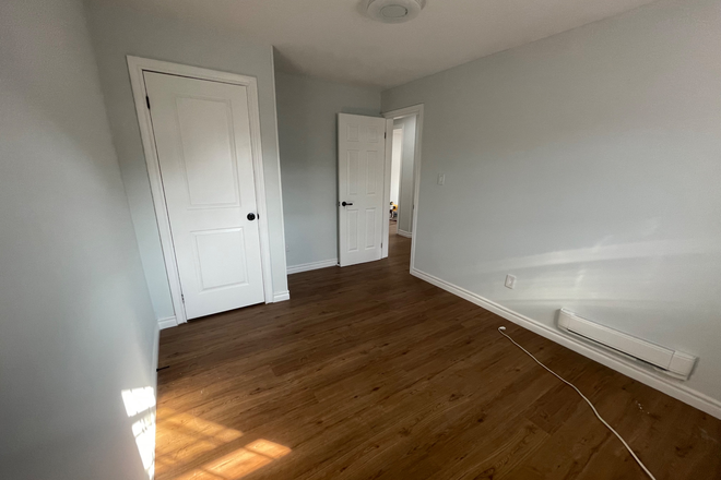 Bedroom - 4 Bed, 2 Bath, Ensuite Laundry, Ideal for Students. Heart of Streetsville Apartments