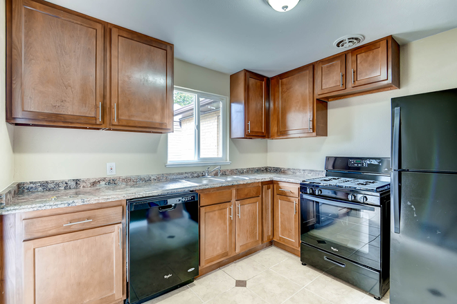 newer kitchen, gas range, big pantry - Duplex unit (2bd/1ba) west of campus; on bus line Duplex