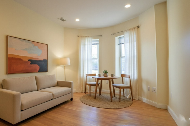 Unit - Brookline Brownstone 4-Bedroom, 2-Bath Available 09/01. Condo