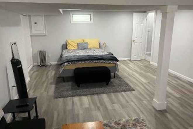 Queen size bed - Furnished Studio close to campus House