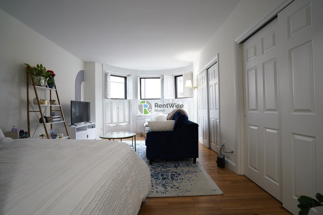 2 - AUG 2025-Amazing Back bay Studio, Cat ok. Easy MBTA! NO BROKER FEE! Apartments