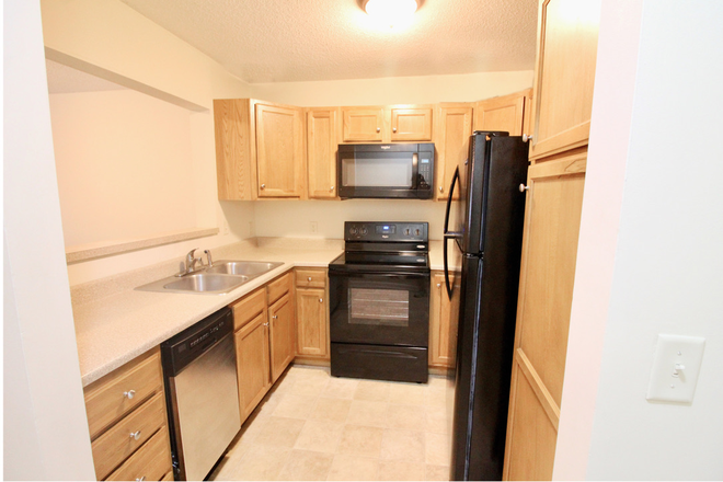 Kitchen - Hunters Ridge! - Live Your Best College Life Here! 4 bedroom - 2 bath condo