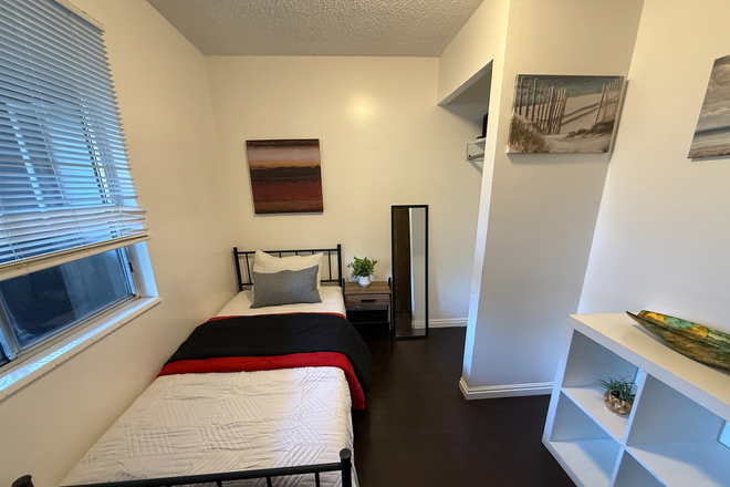 Budget room 11x8 , include bed, desk, chair, lamp, nightstand, and can switch out to full size bed if preferred - Small Budget Guy Room 3 blocks from U of U campus Apartments