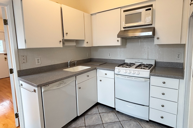 kitchen - Top floor Brighton 2 bed with pool and balcony Apartments
