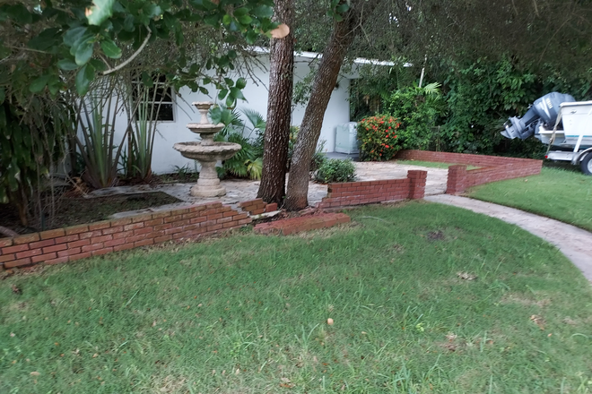 Front view inside privacy hedge - 4/2 pet friendly house near Sunset and 826