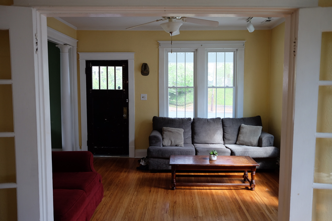 Living Room - House 3 Miles from LU- 318 Sussex (Prof. Love)