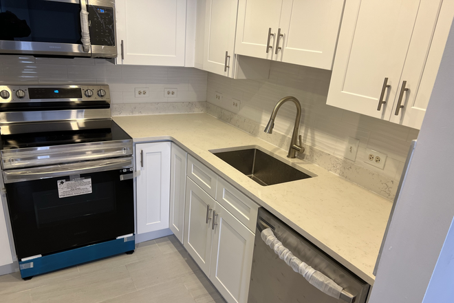 Call NOW for showings! 617-236-8550 - COMM AVE - LUXE 2BR CONDO IN HEART OF KENMORE AVAIL *9/1/2026* W/ 2 BATH, LNDRY ON SITE, PRIMRY BDRM