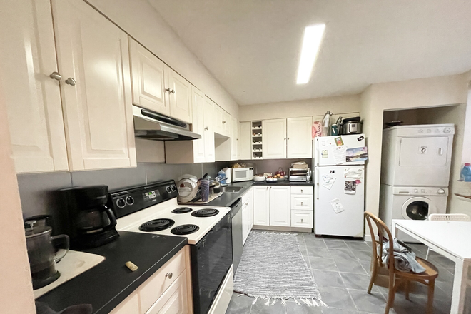 KITCHEN - GAINSBOROUGH ST 5 BED 3 BATH IN UNIT LAUNDRY 09/01 DUPLEX NU