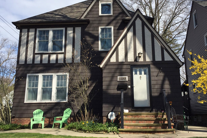 Front Door Private Entrance - Stylish Tudor Duplex Townhouse, 5 mi east of CWRU charming neighborhood lovingly maintained