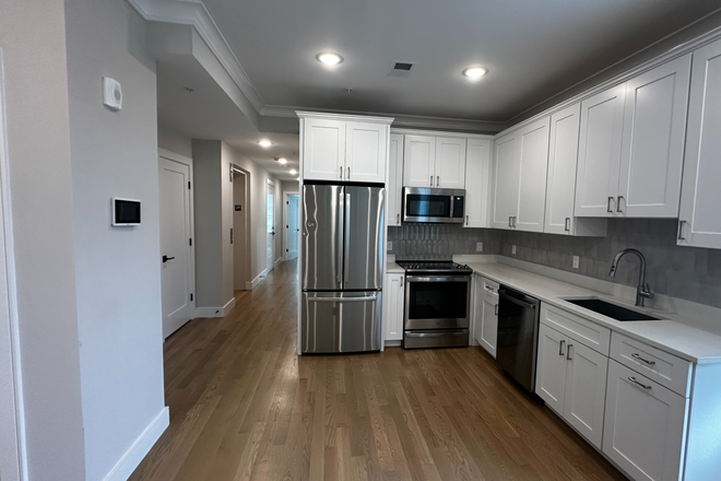 - - 104 Warren St, Brighton | NO BROKER FEE | In-Unit Laundry | Walk to Green Line Apartments