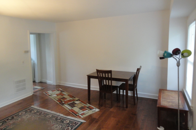 Living room - AVAILABLE 5 BEDROOM 2 BATH TOWNHOUSE IN BURLEITH/GEORGETOWN FOR 2026-2027 ACADEMIC YEAR