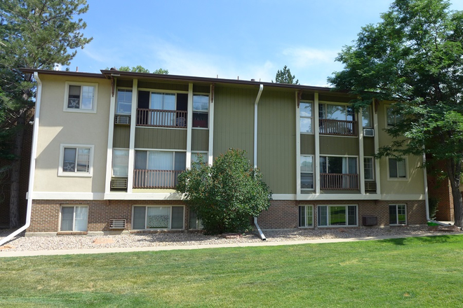 1 - AVAILABLE 8/5: 860 W Moorhead Ci #1F