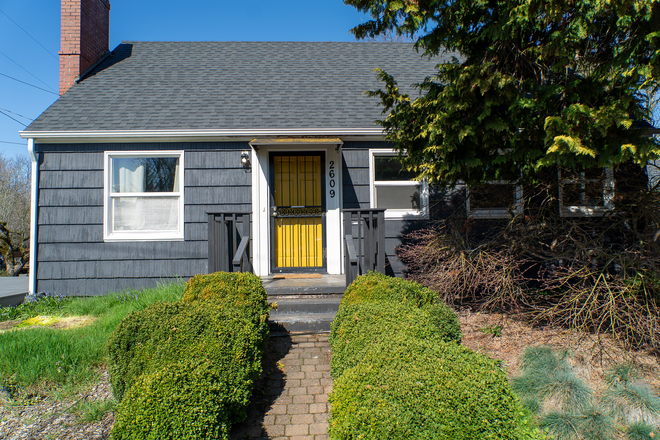 Front of house - One block from campus! Single Family Home, 3Bd 1 Ba, W/D, Front and Backyard