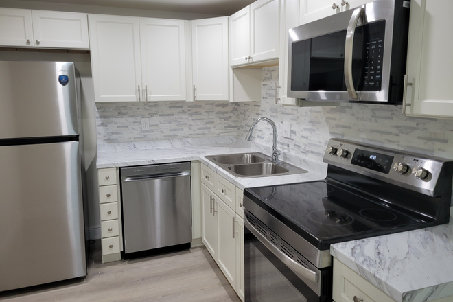 Kitchen - Casa del Rio - Walk to FAU