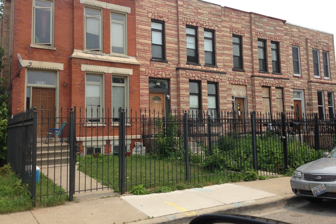 Front - 4 bed/1.5 bath apartment near UIC west campus & Ill Medical Dist in search of 1 more roommate