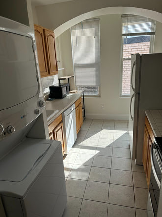  - Sunny & Spacious 2 Bedroom in Logan Circle