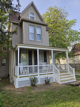 Front of house - 406 Lyman Ave / College Housing House