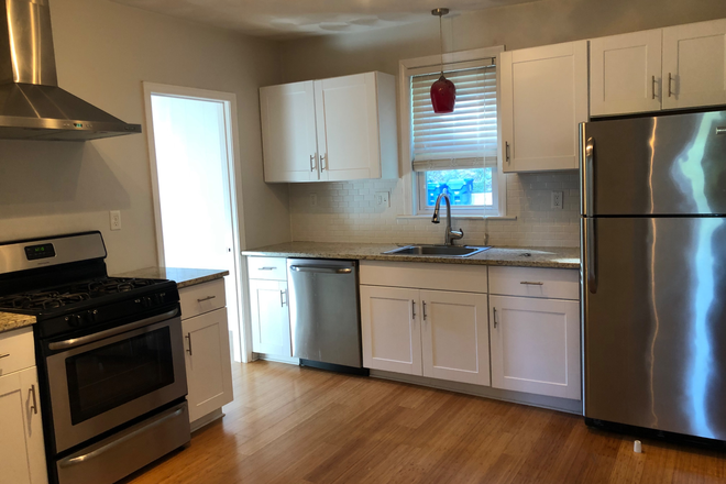 Kitchen - 2 Bedroom apt over the bridge in EP, 1st floor, 2 parking spots, all hardwoods