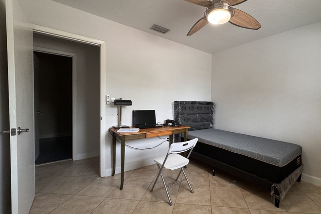 room number 2 with share bathroom - furnished room with private bathroom