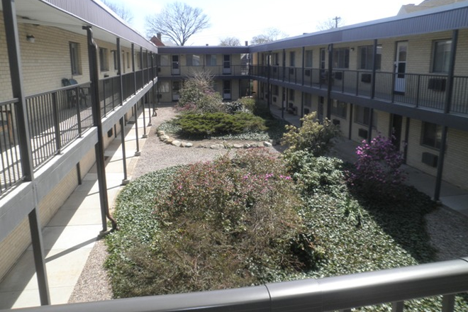 Courtyard - Spacious 2nd floor 2 bed, 2 Bath apartment close to campus and Wayland Square.  Available 01/26!