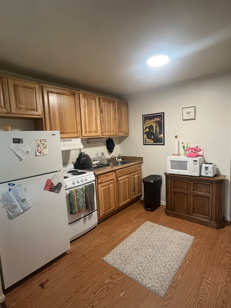 Kitchen - Looking for roommate 2 bedroom close to campus