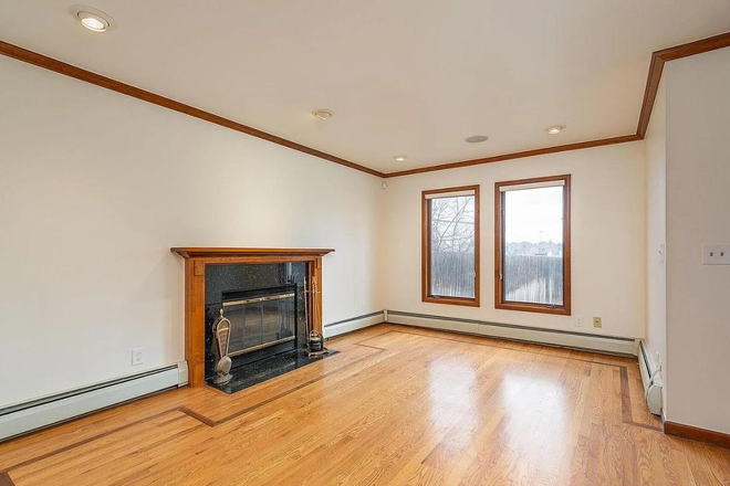 Living Room - Gorgeous 6bd/4ba Home- DU STUDENT HOUSING! AVAILABLE FALL SEMESTER 2026