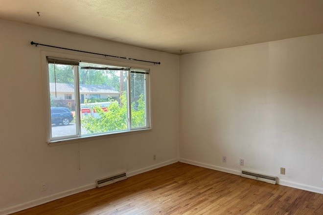 Living room - Charming 3BR Ranch with Garage & Fenced Yard Near CU House