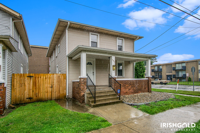 Front - 902 Corby Boulevard House