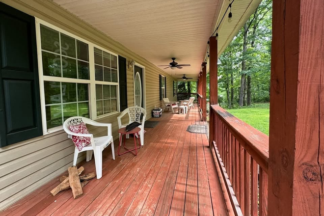 Front Porch - $550+ Utilities - 4 Rooms available - female housing only  - freshly painted - 10 mins from campus! House