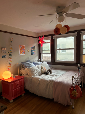 Cozy bedroom with lots of natural light! - SPRING SUBLEASE!! House located three blocks from campus on the hill!!!