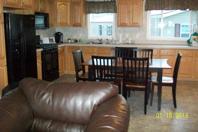 Dining room, kitchen - Newer 4 Bedroom, walk to UCONN & shuttle, 22 Hanks Hill Rd. Storrs House