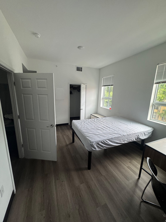 Studio - Studio Close to Campus Midtown Apartments