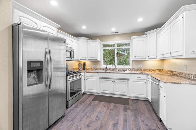 Kitchen - BEAUTIFUL & FULLY UPDATED - 4 BEDROOM / 2 BATH HOUSE WITH OUTDOOR SPACE