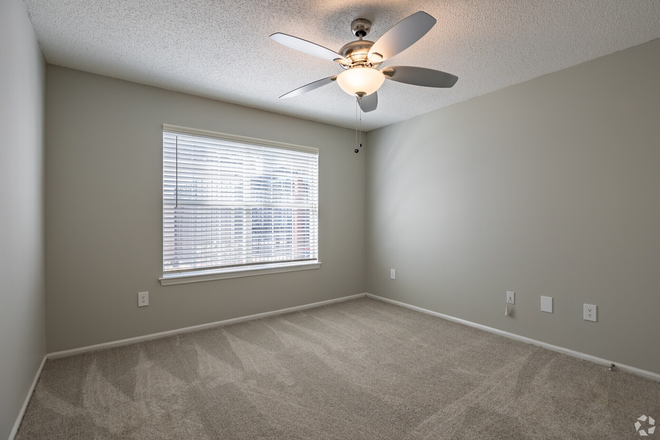 Bedroom for rent - 1 bed/ private bath in shared 2br/2bath apartment