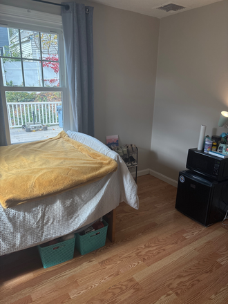Bedroom - Room in Revere, close to bus stop Apartments