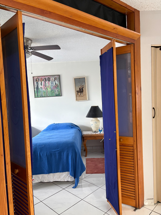 room entrance - Room for Rent 15 minute's walk to FIU ENGINEERING & MAIN CAMPUSES-All included Townhome