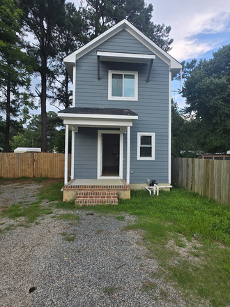  - Pet Friendly Fenced in Backyard