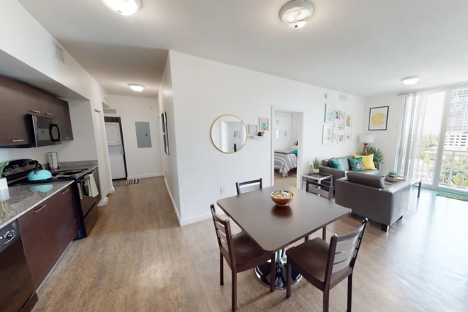 Dining table - 109 Tower 4x4 - G Apartments right next to FIU