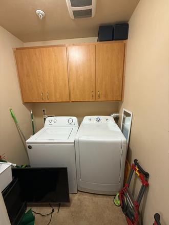 Laundry - 4 Bed 2.5 Bath Townhome, close to campus
