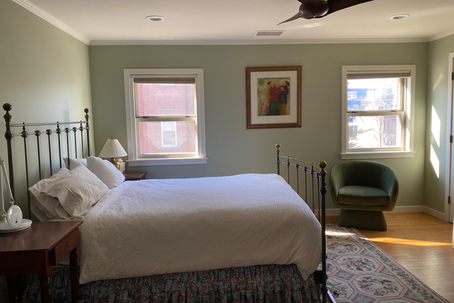 2nd floor bedroom - GRAD STUDENT OR FACULTY/STAFF ROOMMATE TO EXCHANGE SUPPORT FOR RENT WANTED IN NEWTON