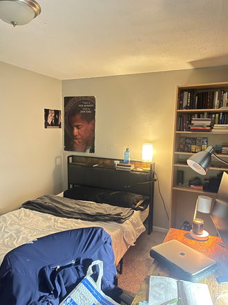 Bedroom - Room in Shared House (May 26 – July 30) Summer Sublet