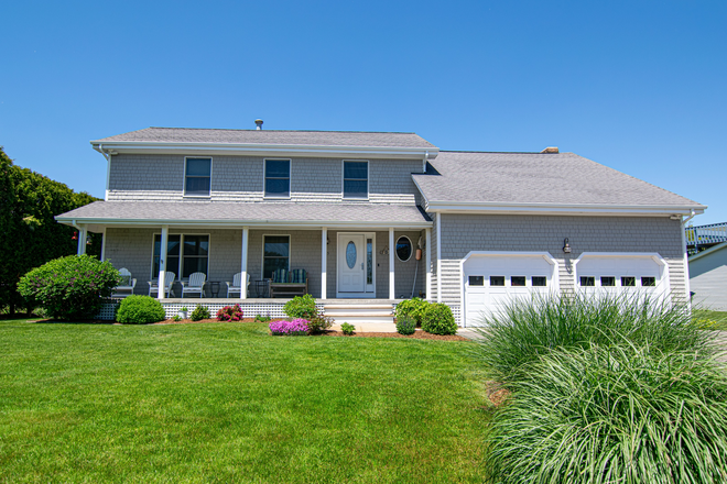 Front of house - Available for a group of 4 in the beautiful Point Judith area!