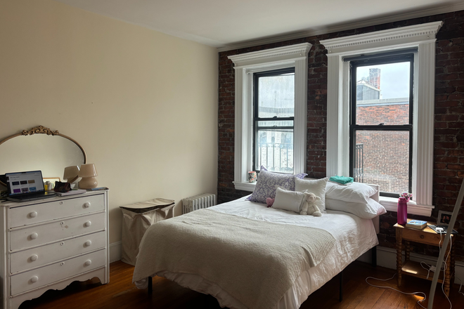 Bedroom - Apartment close to campus