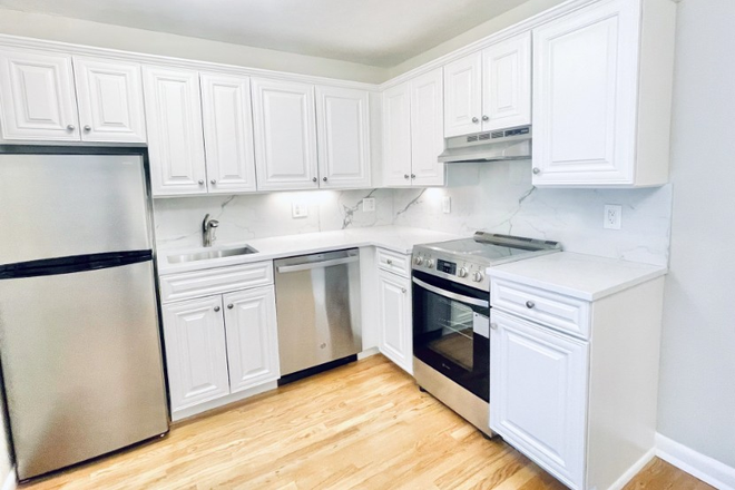 KITCHEN - **MOVE IN AUG 1/2025** LARGE RENOVATED 1 BED IN CLIVELAND CIRCLE **   PARKING INCLUDED  **