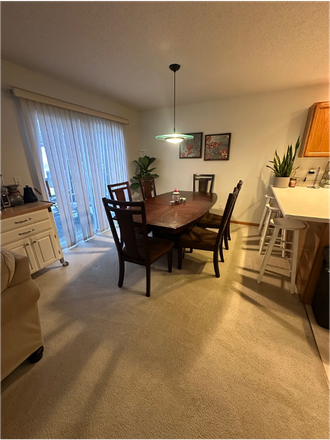 Dinning room - Townhouse 10mins away from campus